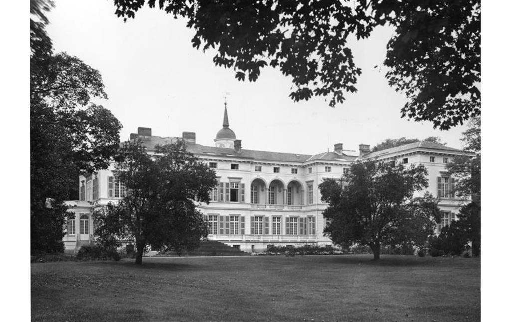 Historische Aufnahme des ehemaliges Bundeskanzleramts "Palais Schaumburg" in Bonn (1950), Ansicht von Osten aus dem Park.
