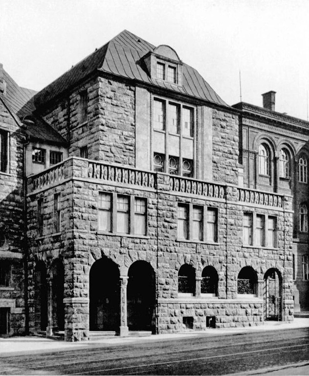 Historische Aufnahme des Gemeinde- bzw. Rabbinerhauses der Alten Synagoge Essen kurz nach ihrer Errichtung (1913).