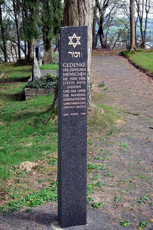 Gedenkstein in Form einer Stele auf dem Jüdischen Friedhof am Ersfeld in Eitorf, der zum Gedenken an die hier Bestatteten und an die Opfer der Nationalsozialistischen Gewaltherrschaft mahnt (2014)