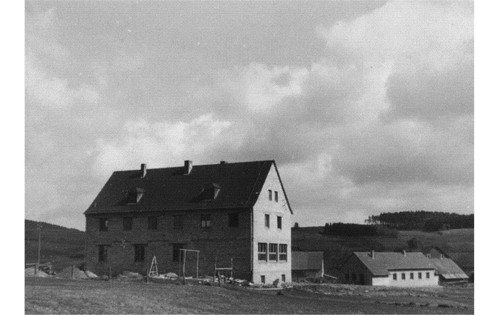 Historische Aufnahme (undatiert): Das Institutsgebäude der Landwirtschaftlichen Lehr- und Versuchsanstalt in Borler bei Kelberg in der letzten Bauphase.