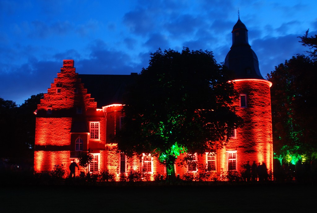 Burg Alsdorf mit nächtlicher Illumination (2010).