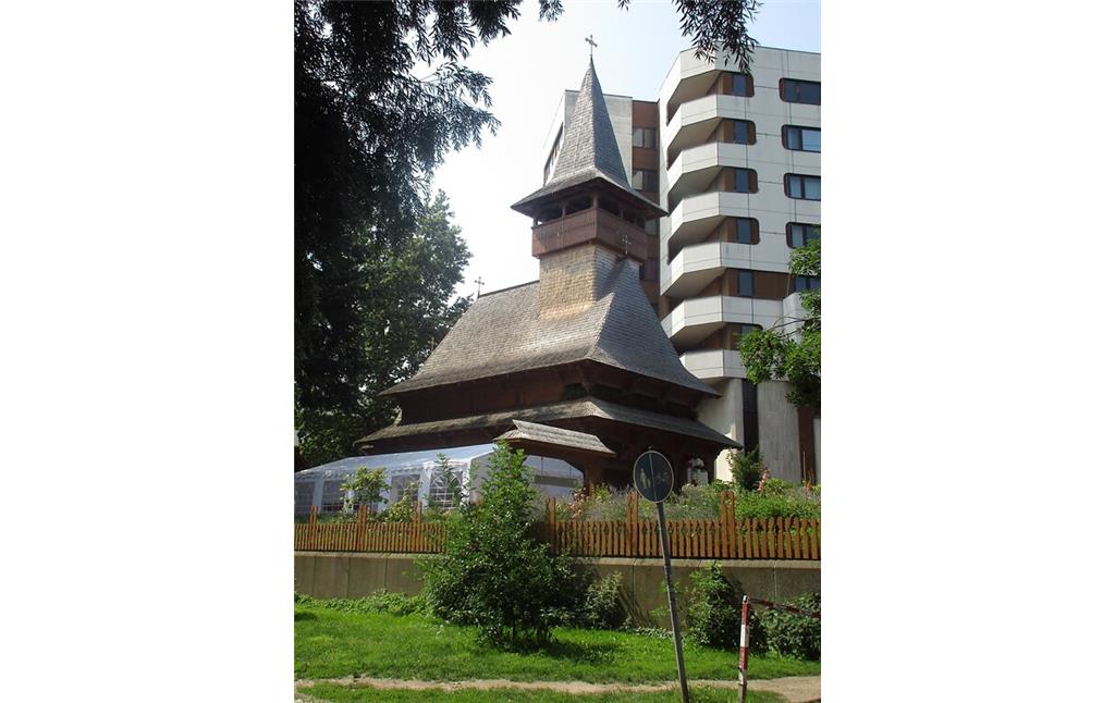 Die rumänisch-orthodoxe Holzkapelle "Heilige Stefan, Cassius und Florentius", dahinter das Generalkonsulat von Rumänien in Bonn-Castell (2021).