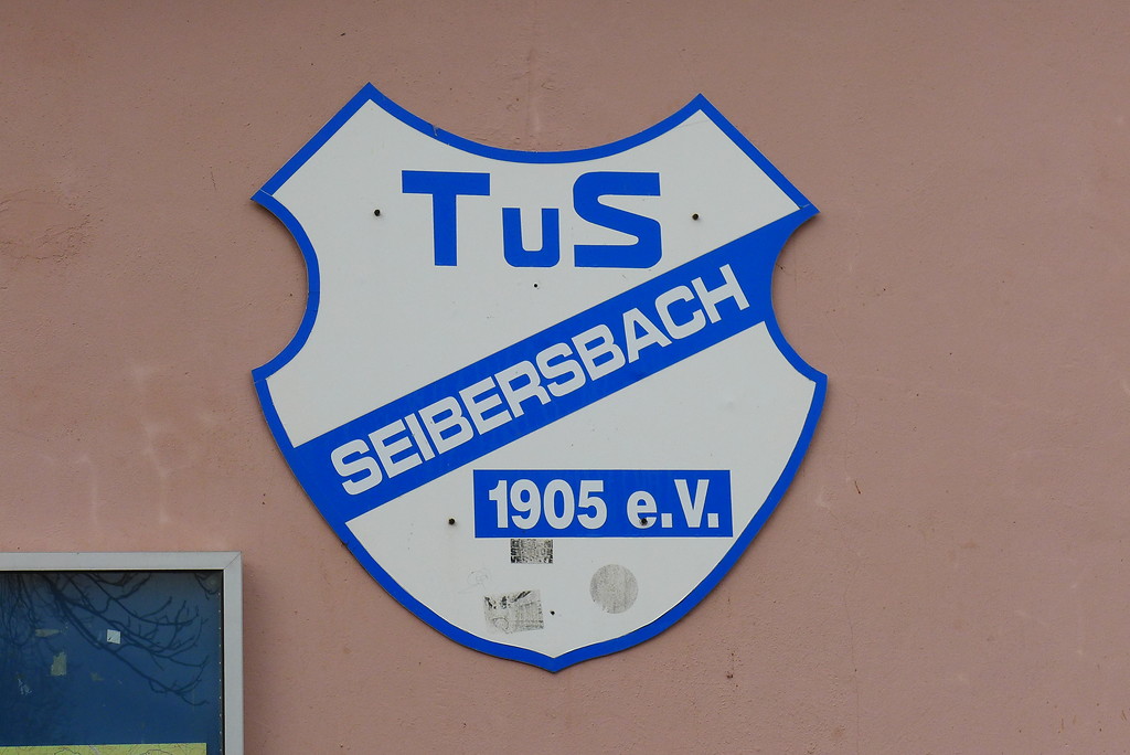 Wappen des TUS Seibersbach 1905 e.V. am Sportlerheim am Sportplatz Seibersbach (2017)