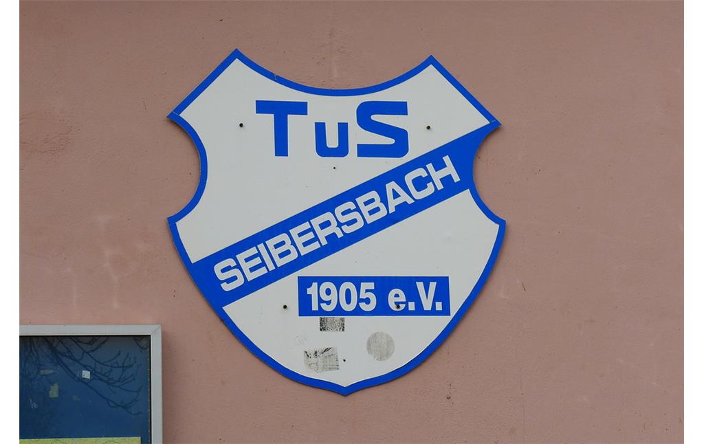 Wappen des TUS Seibersbach 1905 e.V. am Sportlerheim am Sportplatz Seibersbach (2017)