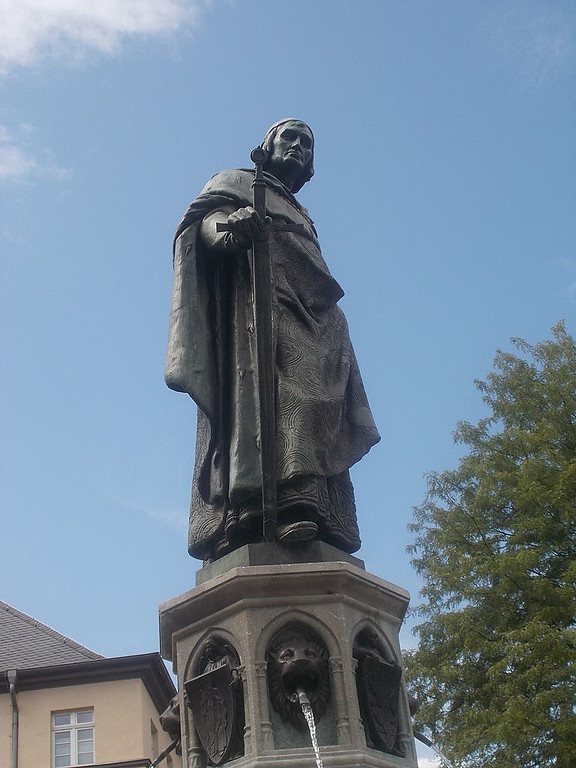 Balduinbrunnen Trier mit der lebensgroßen Bronzefigur des Kurfürsten Balduin von Luxemburg (2014).