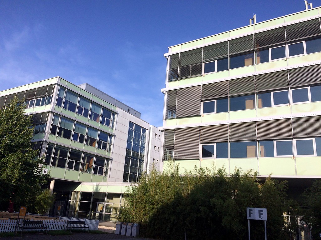 Ansicht von Osten auf die Gebäude E und F des Campus Koblenz der Universität Koblenz-Landau (2017).