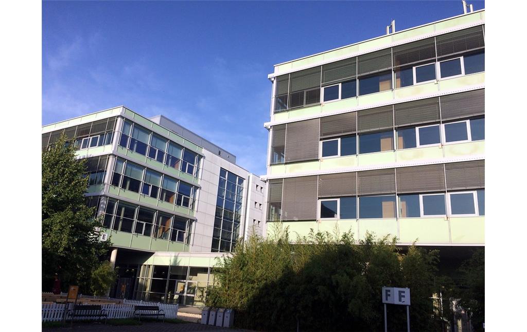 Ansicht von Osten auf die Gebäude E und F des Campus Koblenz der Universität Koblenz-Landau (2017).