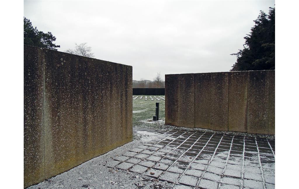 Blick vom Eingangsbereich des Gräberfelds für deutsche und ausländische Opfer des Nationalsozialismus auf dem Westfriedhof in Köln-Vogelsang auf das Innere der Anlage (2021).
