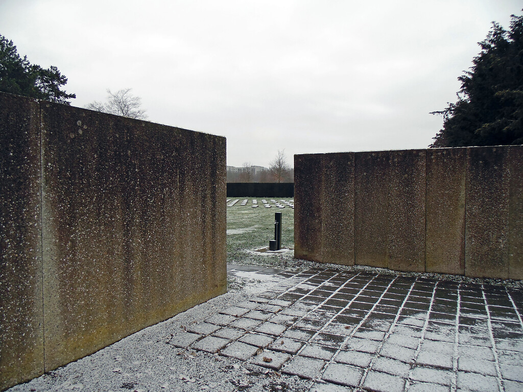 Blick vom Eingangsbereich des Gräberfelds für deutsche und ausländische Opfer des Nationalsozialismus auf dem Westfriedhof in Köln-Vogelsang auf das Innere der Anlage (2021).