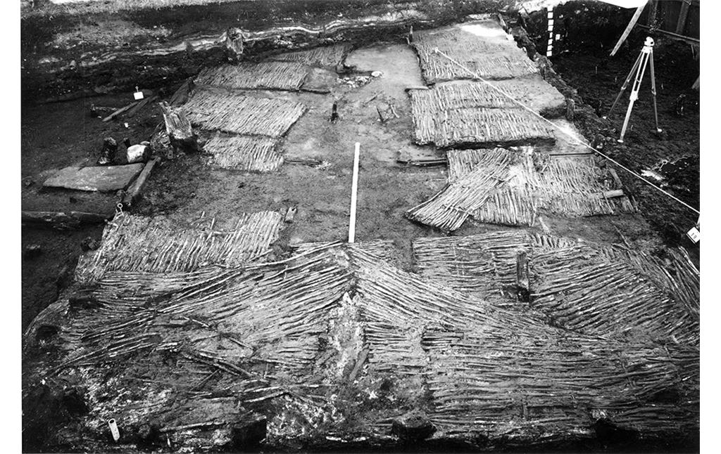 Giebel und Wände eines wikingerzeitlichen Flechtwandhauses von Haithabu, Ausgrabung 1968