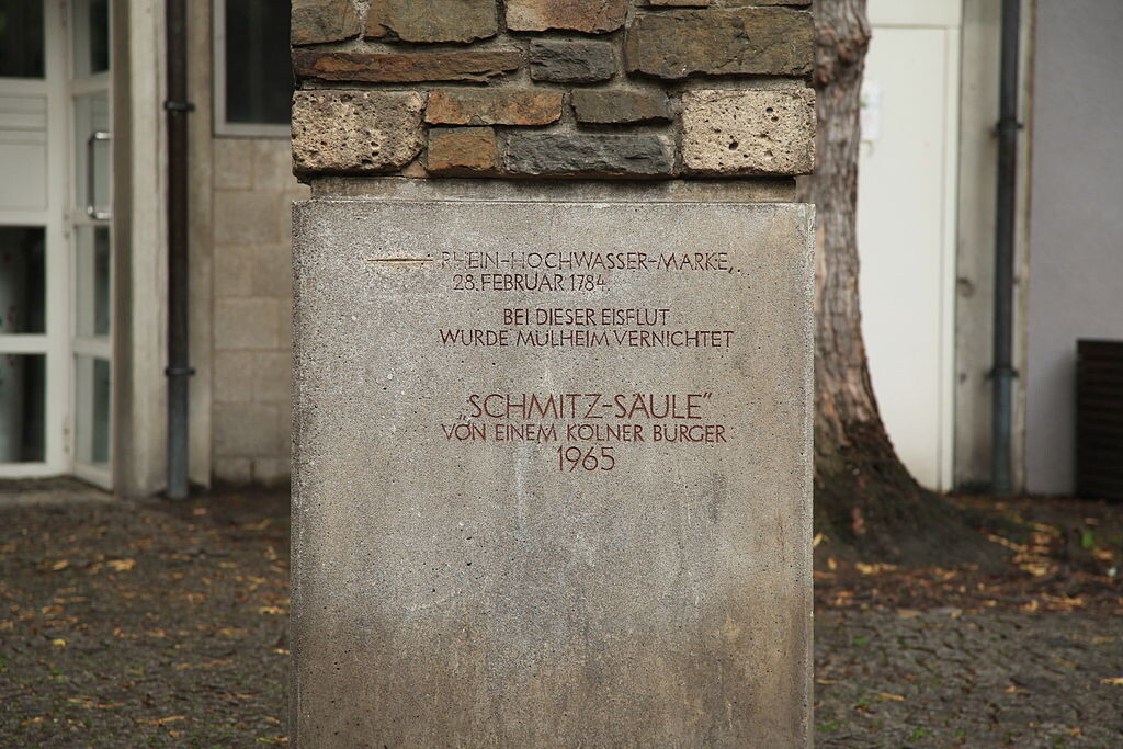 Mit Inschrift versehener Sockel der Schmitz-Säule bei Groß Sankt Martin in Köln-Altstadt-Nord (2012).