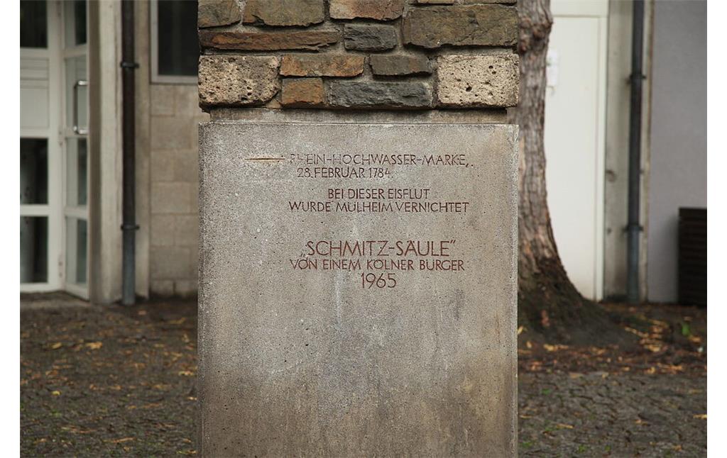 Mit Inschrift versehener Sockel der Schmitz-Säule bei Groß Sankt Martin in Köln-Altstadt-Nord (2012).