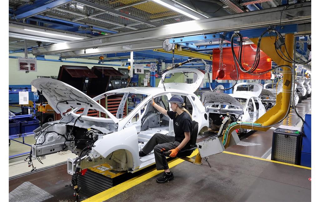 Fließbandproduktion im Ford-Automobilwerk in Köln-Niehl (2017), Arbeit an der Rohkarosserie eines Ford Fiesta.