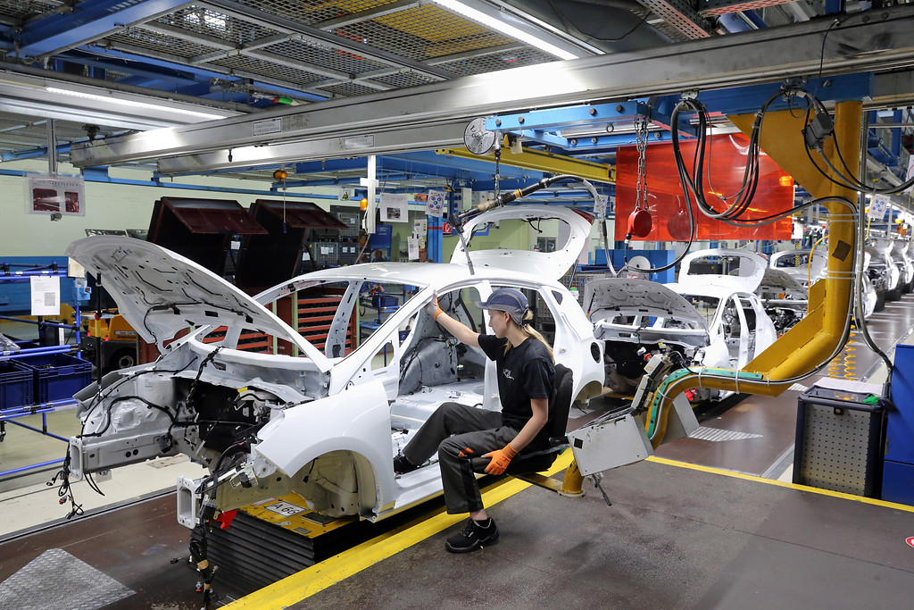 Fließbandproduktion im Ford-Automobilwerk in Köln-Niehl (2017), Arbeit an der Rohkarosserie eines Ford Fiesta.