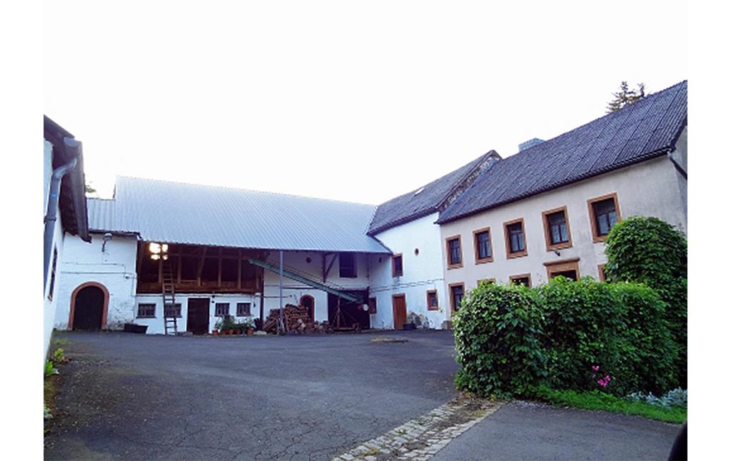 Die heute leerstehende Habscheider Mühle nordöstlich des Ortes Habscheid im Eifelkreis Bitburg-Prüm, eine denkmalgeschützte Dreiflügelanlage aus der Mitte des 19. Jahrhunderts.