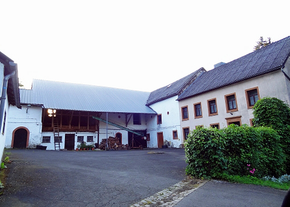 Die heute leerstehende Habscheider Mühle nordöstlich des Ortes Habscheid im Eifelkreis Bitburg-Prüm, eine denkmalgeschützte Dreiflügelanlage aus der Mitte des 19. Jahrhunderts.