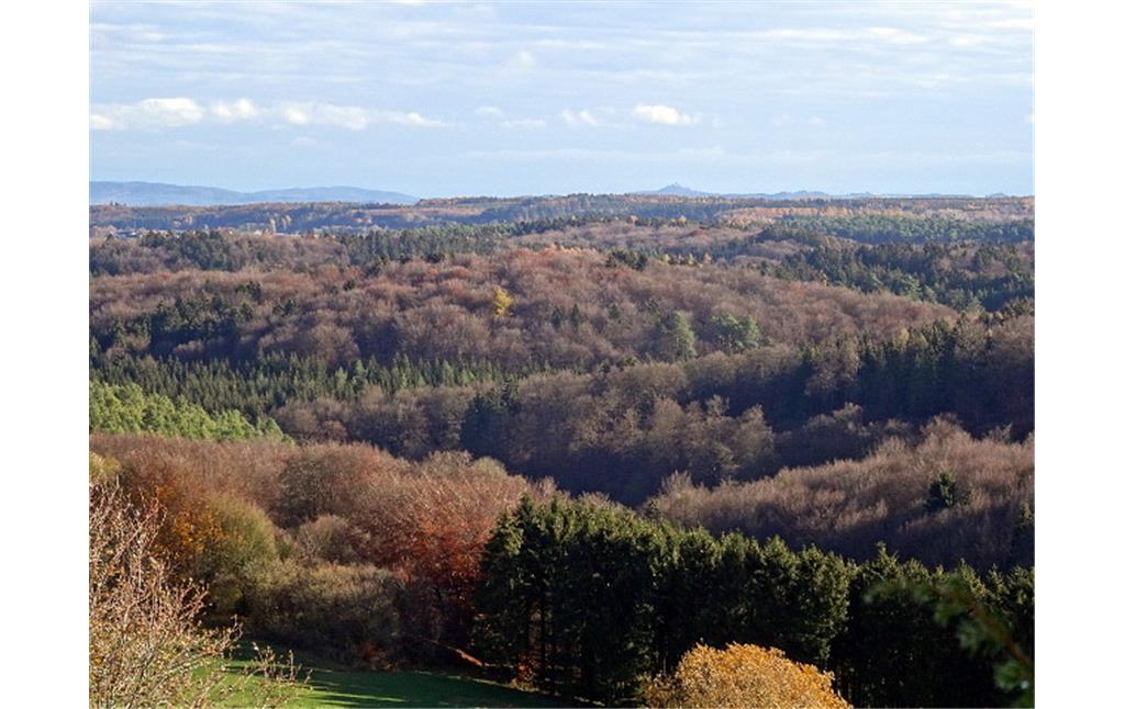 Blick vom Eifelkreuz bei Blankenheim-Alendorf in Richtung Osten, im Hintergrund die etwa 30 Kilometer entfernte Nürburg (2018).
