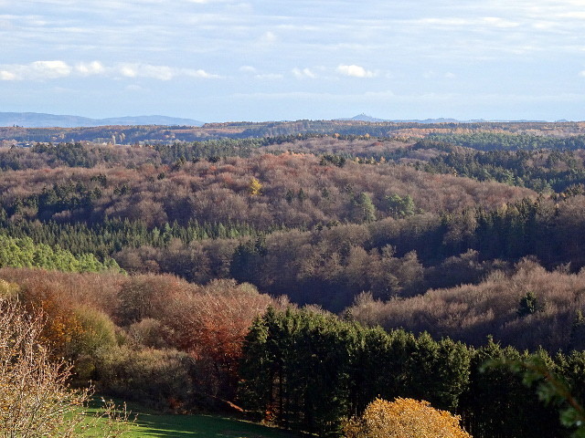 Blick vom Eifelkreuz bei Blankenheim-Alendorf in Richtung Osten, im Hintergrund die etwa 30 Kilometer entfernte Nürburg (2018).
