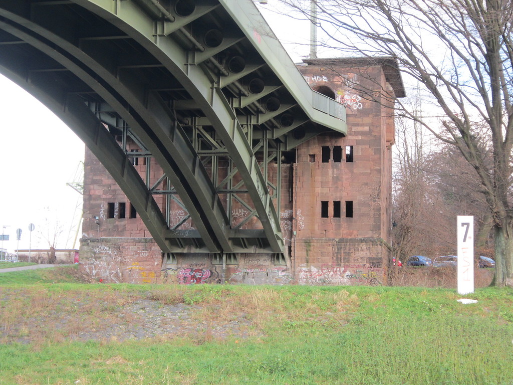 Kölner Südbrücke mit Brückenkopf und Bogen der Vorlandbrücke (2014)