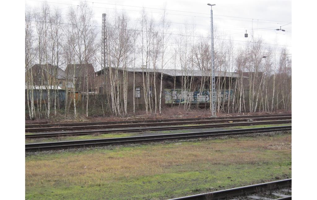 Bahnhof Trompet in Duisburg, Neustraße (2015), Güterschuppen, Blick von Nordosten über die Gleisanlagen