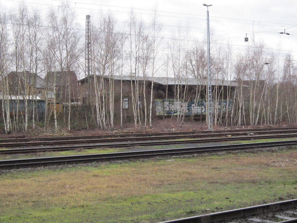 Bahnhof Trompet in Duisburg, Neustraße (2015), Güterschuppen, Blick von Nordosten über die Gleisanlagen