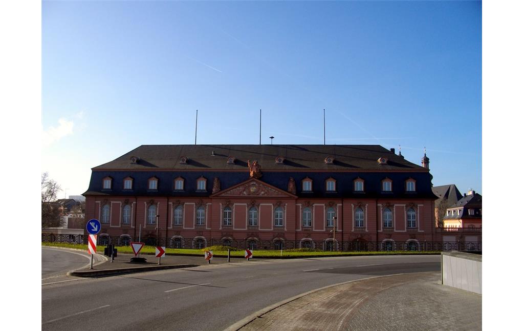 Vorlandbereich der Theodor-Heuss-Brücke Mainz-Wiesbaden auf der Mainzer Seite auf dem linken Rheinufer mit Blick auf das Neue Zeughaus (Gebäude der Staatskanzlei) (2015).