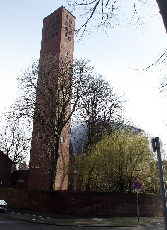 Der frei stehende Glockenturm (Campanile) vor der Pfarrkirche St. Engelbert in Köln-Riehl aus nordwestlicher Richtung (2020).