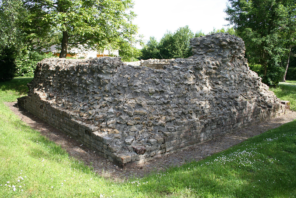 Blick auf die Südwestecke des Turmstumpfes der Turmburg im Johannisfeld in Walluf-Niederwalluf (2005). Gut sichtbar sind der massive Mauerkern aus Gussmauerwerk sowie geringe Reste der Mauerschale