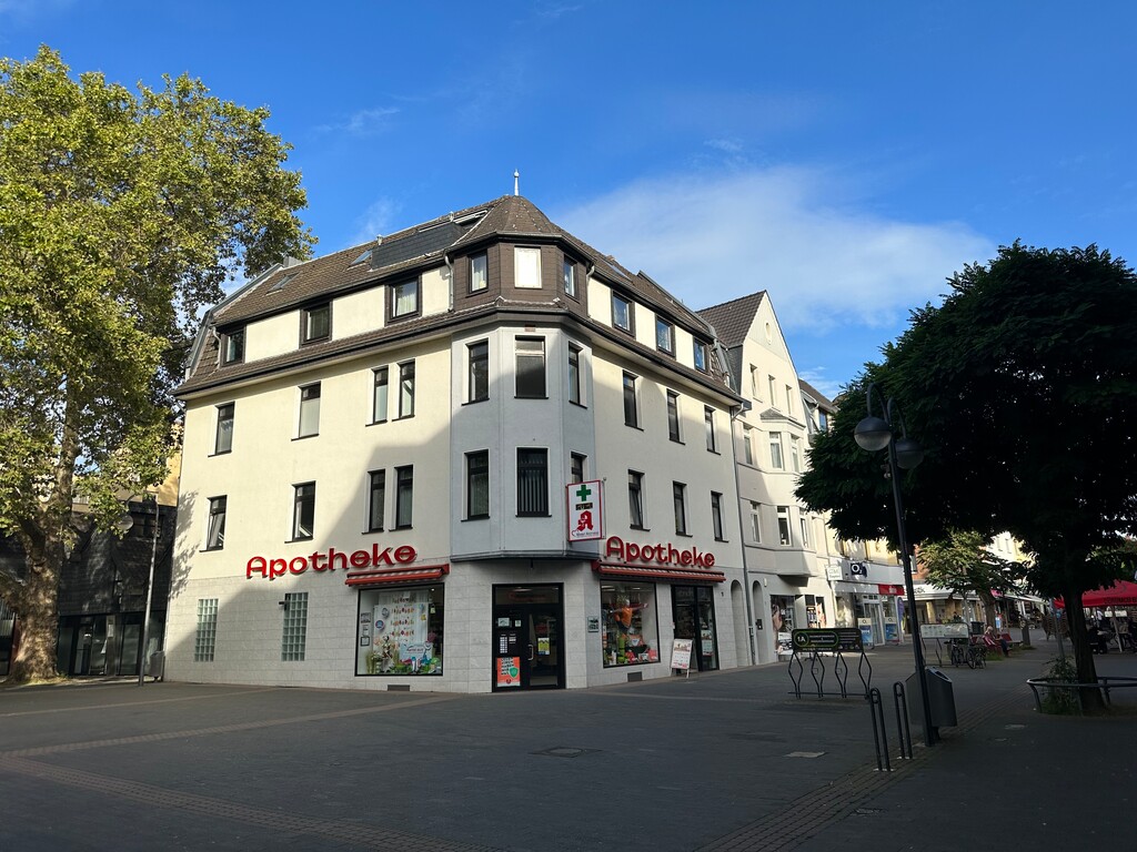 Das Haus Bahnhofstraße Nr. 11 stammt aus dem beginnenden 20. Jahrhundert. Seit 1976 befindet sich hier eine Apotheke (2023).