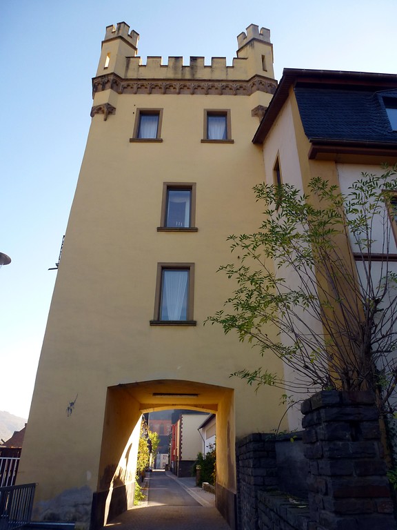 Weißer Turm der Stadtbefestigung Oberwesel (2016): Der Weiße Turm bildete als Torturm den südlichen Eingang in die erweiterte Oberweseler Altstadt.