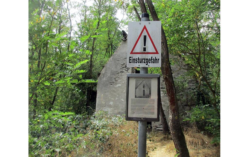 Ein Schild warnt vor der Einsturzgefahr der Kapelle "Allebrauns Heiligenhäuschen" westlich von Naunheim (2020).