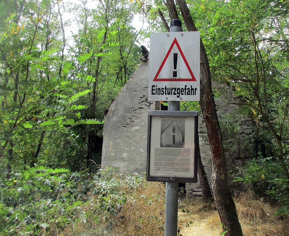 Ein Schild warnt vor der Einsturzgefahr der Kapelle "Allebrauns Heiligenhäuschen" westlich von Naunheim (2020).