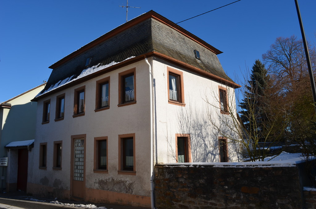 Frontansicht des alten evangelischen Pfarrhauses Seibersbach von der Dörrebacher Straße aus gesehen (2017)