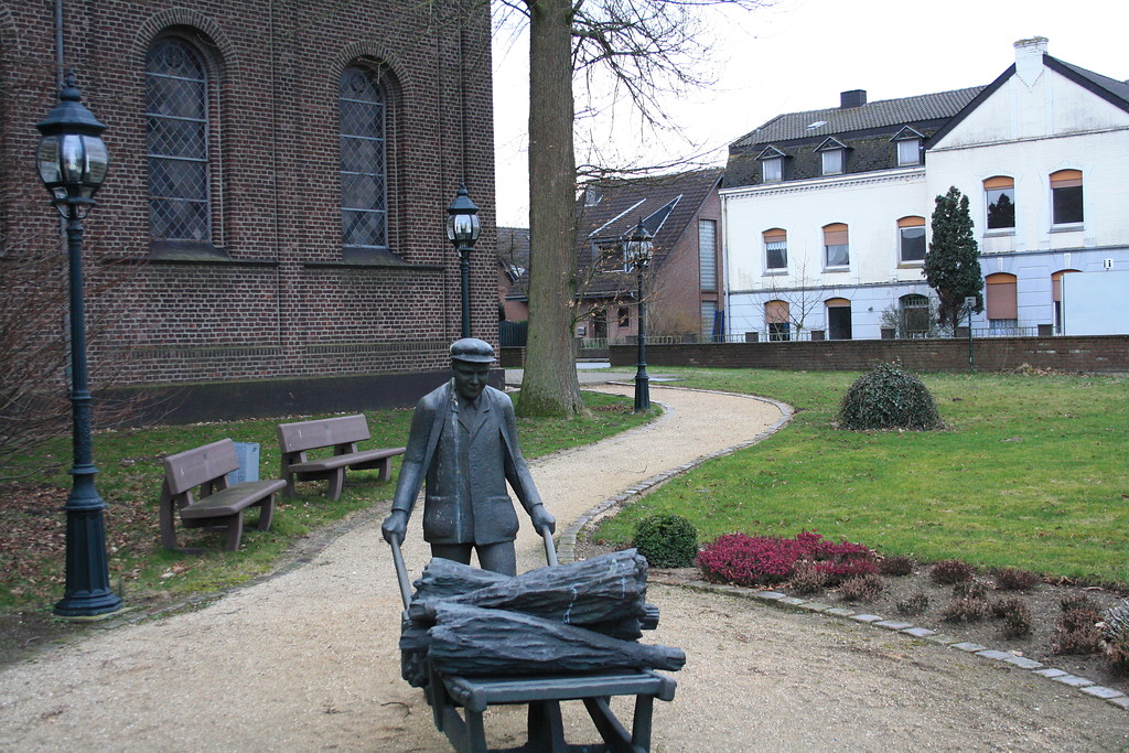 Die Bronzestatue des Besenbinders in Alpen, Denkmal für den letzten Besenbinder in der Winnenthaler Straße (2017).