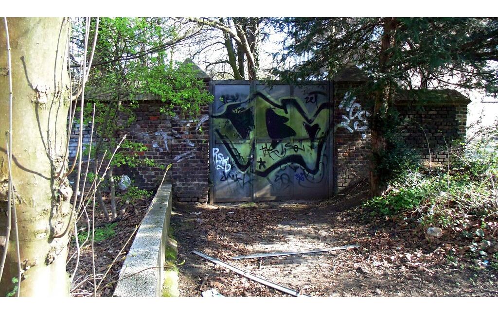 Der mit Graffiti "verzierte" Zugang zum unmittelbar neben dem Friedhof Melaten gelegenen jüdischen Friedhof Ehrenfeld in Köln-Lindenthal (2020).