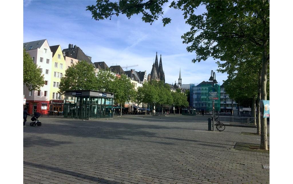 Heumarkt in Altstadt-Nord in Köln (2019), Blick in nordwestliche Richtung, im Hintergrund die Türme des Doms.