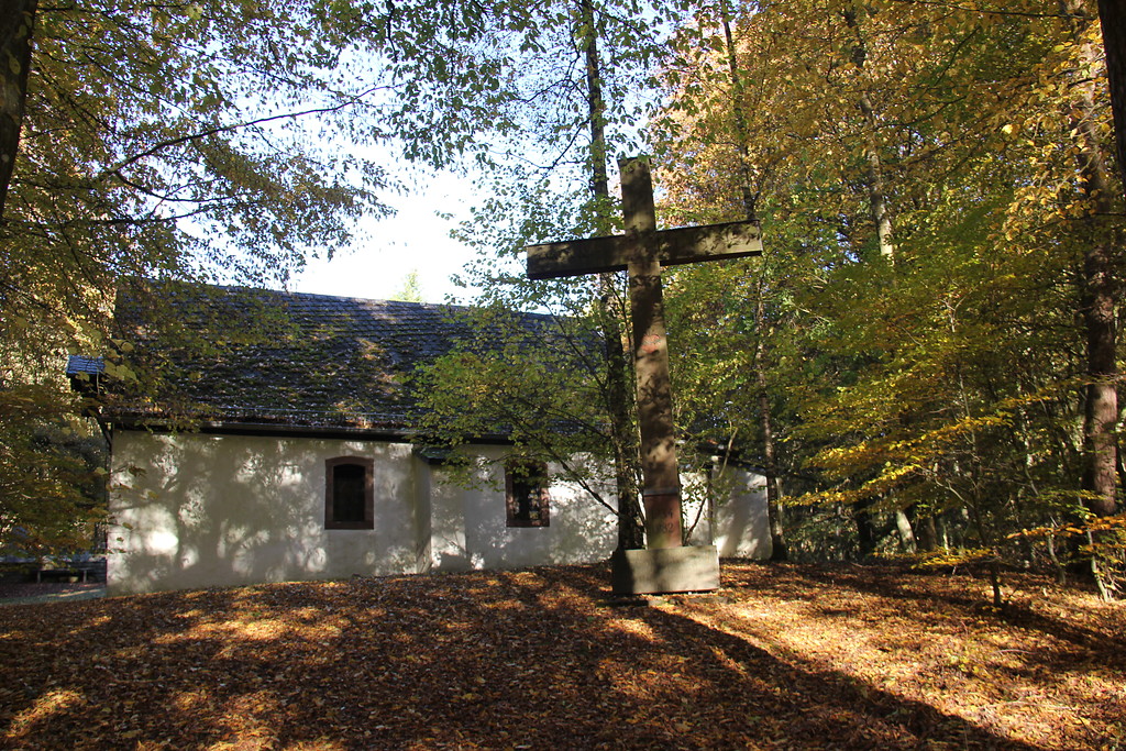 Blick auf das vor der Südseite der Wallfahrtskapelle auf dem Kelberger Schwarzenberg aufgestellte Holzkreuz (2016).
