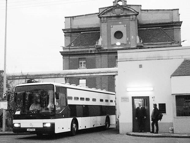 Ein Gefangenentransport verlässt mit einem Omnibus des Typs Mercedes-Benz O 405 die JVA Rheinbach (Aufnahme aus den 1980er/90er-Jahren).