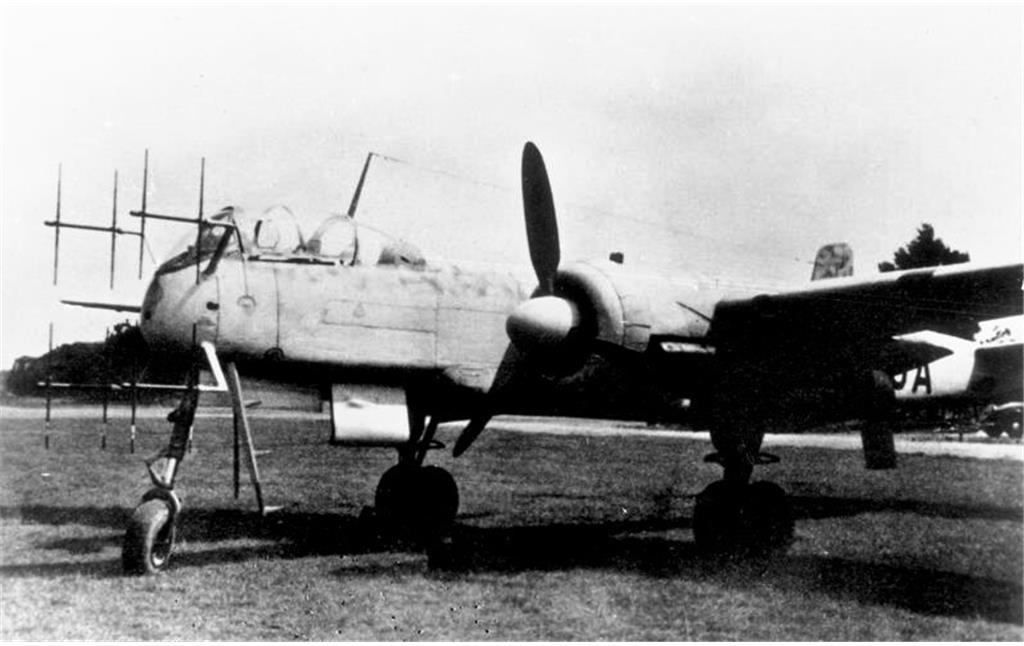 Eine Heinkel He 219 mit Antennenanlage FuG 220 Lichtenstein SN-2, Typ Nachtjäger. Solche Flugzeuge starteten im Zweiten Weltkrieg vom Fliegerhorst Venlo-Herongen.
