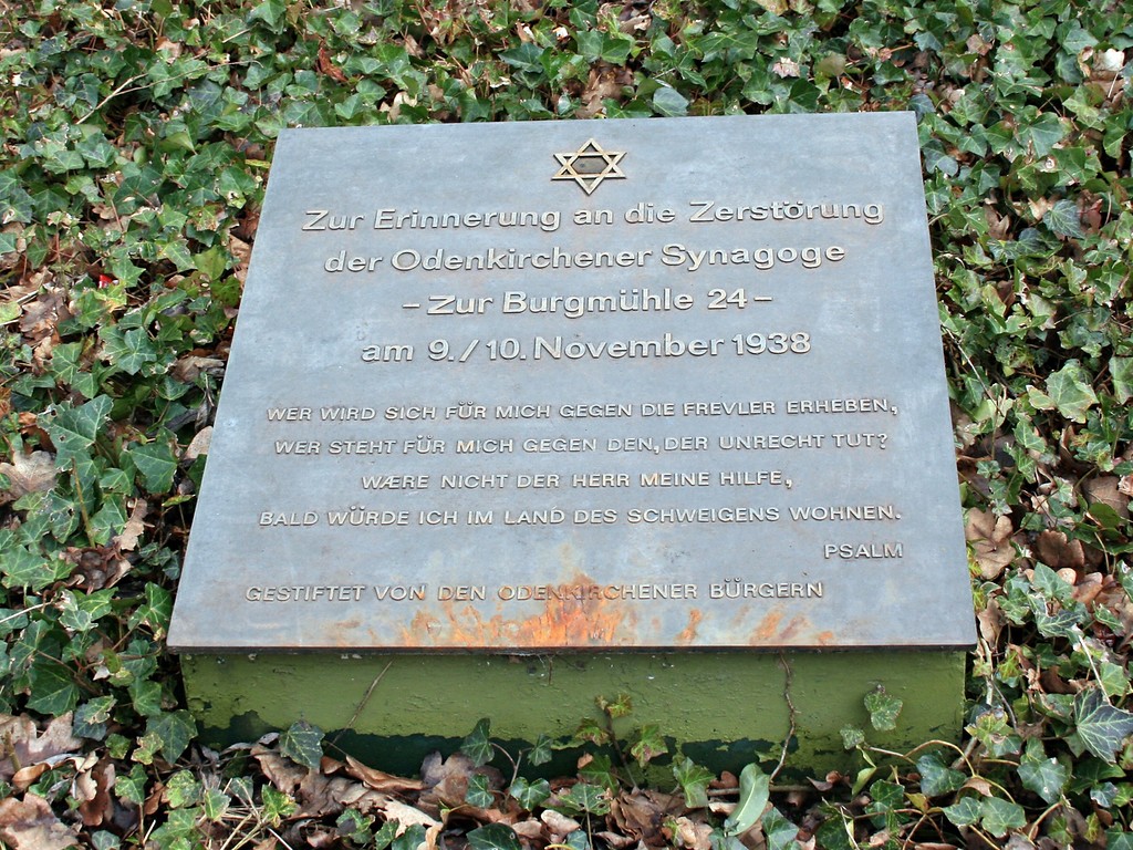 Ein Gedenkstein an die 1938 zerstörte Odenkirchener Synagoge "zum Burgberg" befindet sich auf dem jüdischen Friedhof in der Kamphausener Straße (2015).
