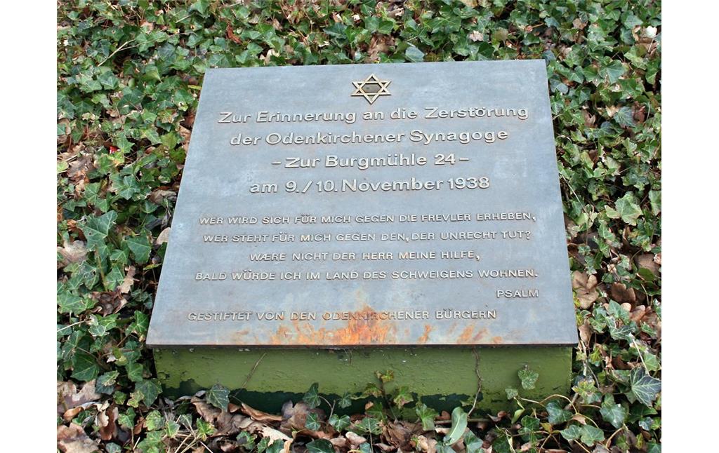 Ein Gedenkstein an die 1938 zerstörte Odenkirchener Synagoge "zum Burgberg" befindet sich auf dem jüdischen Friedhof in der Kamphausener Straße (2015).