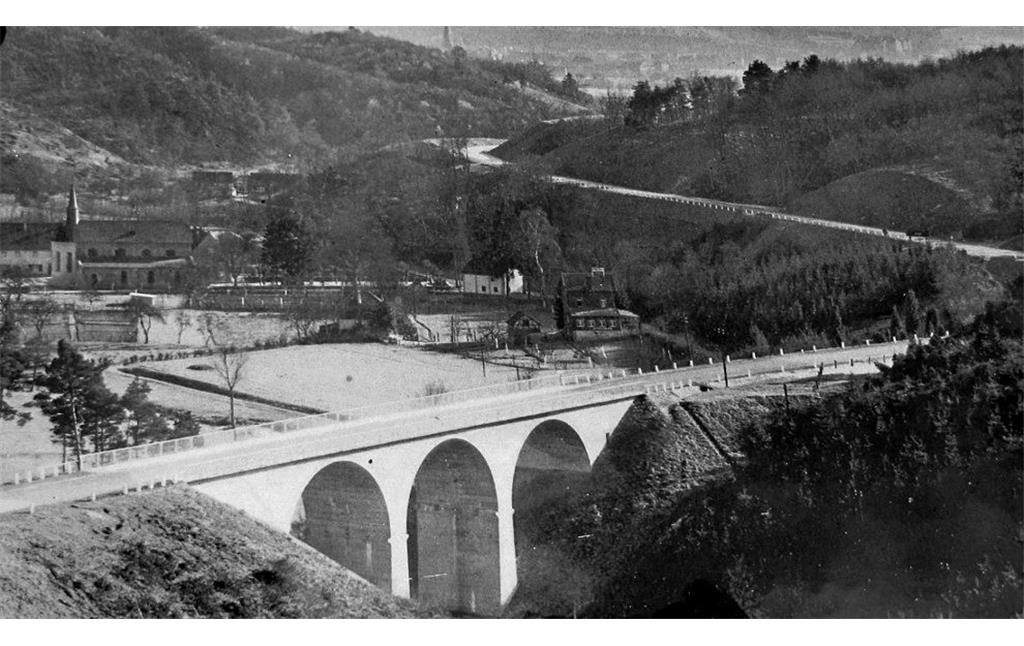 Wahnbachtalstraße und Ummigsbachtalbrücke. Mit Blick auf Kloster Seligenthal (1927)