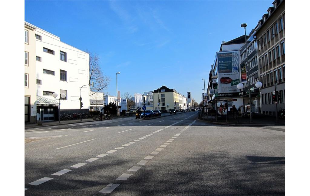 Adenauerallee in Bonn im Bereich der Einmüdung der Straße "Am Hofgarten" mit Blickrichtung Süden (2015)