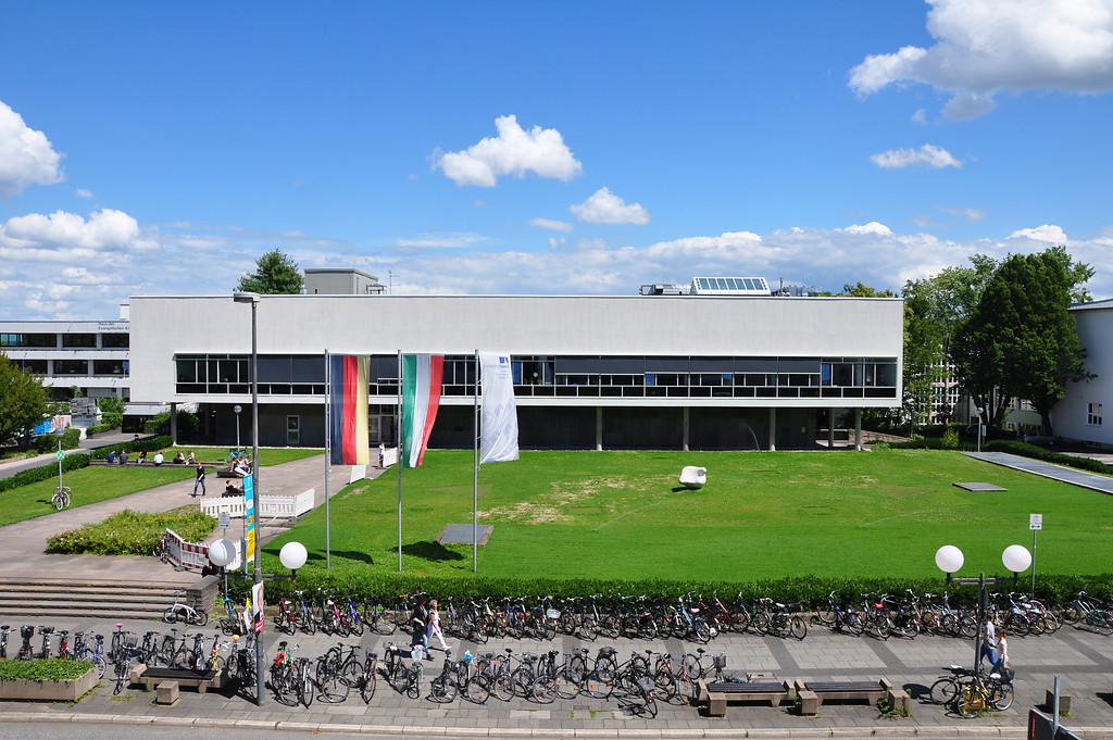 Außenansicht der Universitäts- und Landesbibliothek Bonn an der Adenauerallee (2017)