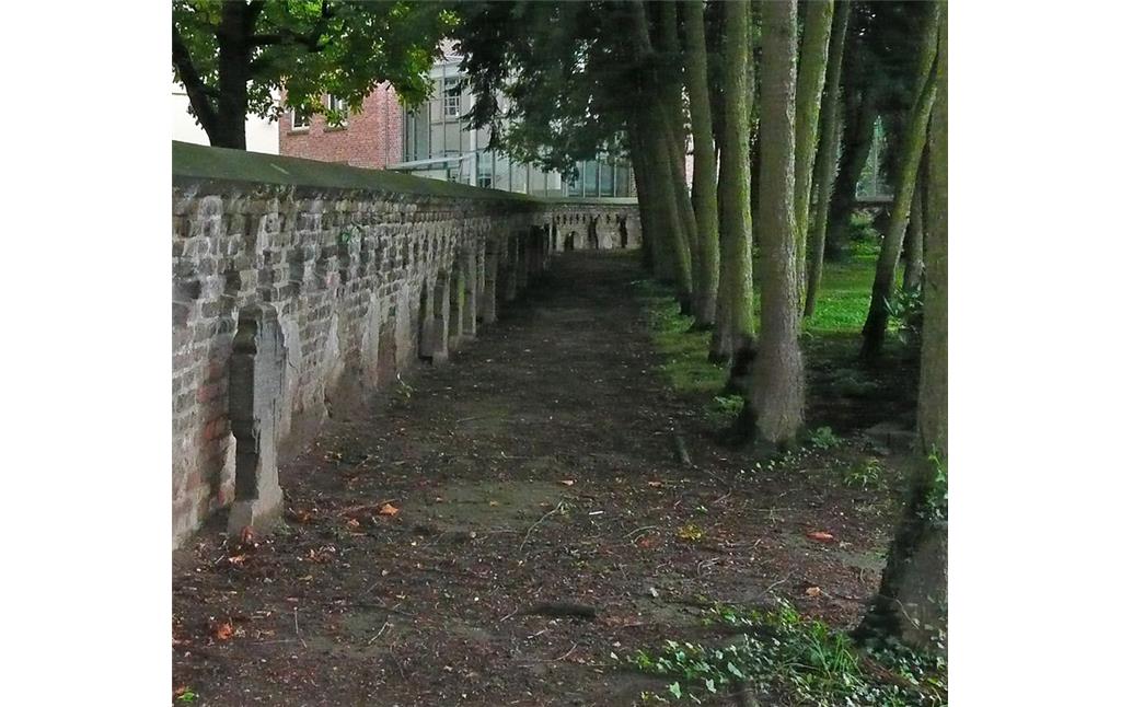 Historische Grabsteine entlang der Friedhofsmauer auf dem Friedhof in Vilich bei der Stiftskirche Sankt Peter (2014)