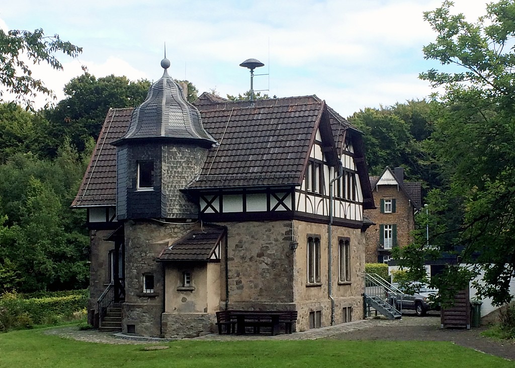 Das ehemalige Forsthaus Lohrberg in Königswinter-Margarethenhöhe (2015), seit 2012 "Naturparkhaus Siebengebirge" des Verschönerungsvereins für das Siebengebirge VVS.