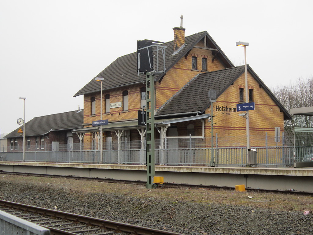 Empfangsgebäude des Bahnhofes Holzheim, von der Bahnseite aus gesehen; der ehemalige Hausbahnsteig ist mit einem Gitter abgesperrt (2012).