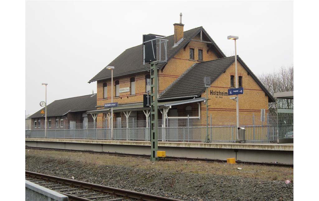 Empfangsgebäude des Bahnhofes Holzheim, von der Bahnseite aus gesehen; der ehemalige Hausbahnsteig ist mit einem Gitter abgesperrt (2012).