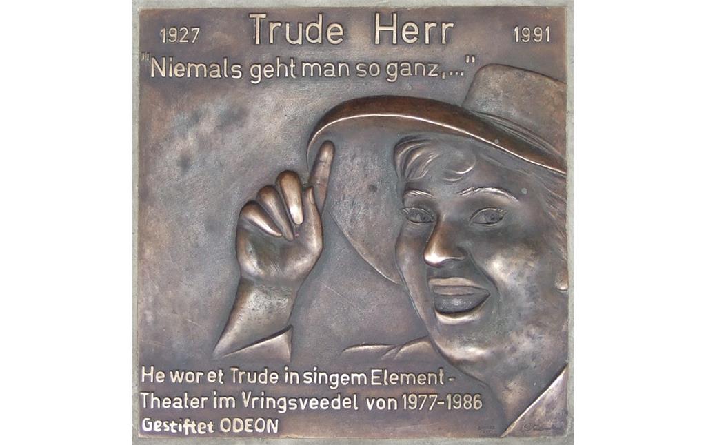 Gedenktafel für Trude Herr am früheren Kino "Rhenania-Filmbühne Dr. Sander KG", heute "ODEON-Lichtspieltheater", das von 1977-1986 von ihr als "Theater im Vringsveedel" betrieben wurde (2012).