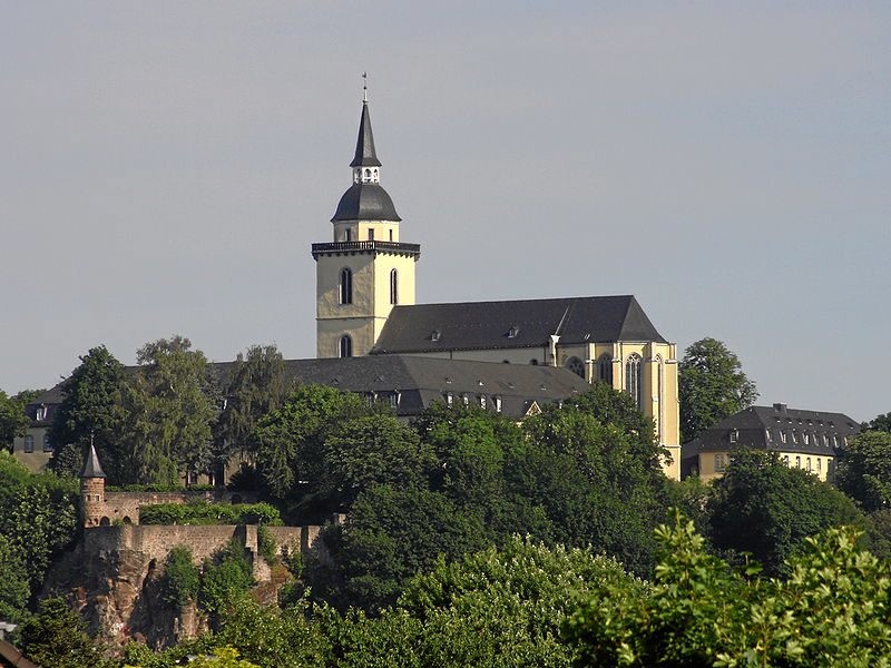 Die Siegburger Abtei auf dem Michaelsberg und im Vordergrund das Johannistürmchen (2011).